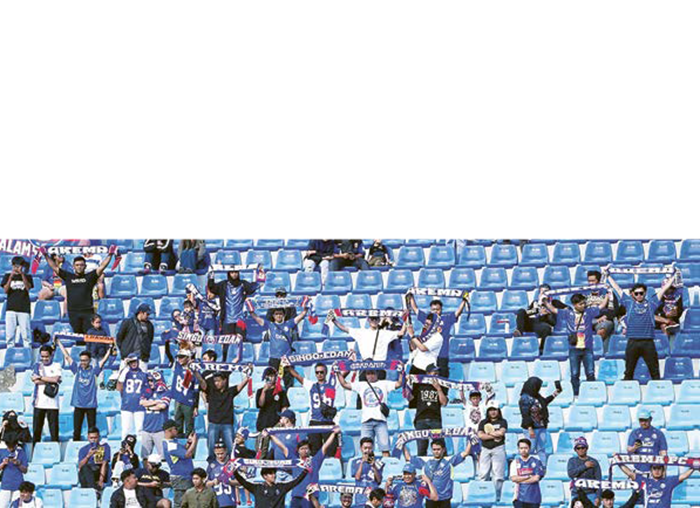 BERI KEMUDAHAN: Aremania memberikan dukungan kepada Dalberto Luan Belo dan kawan-kawan di Stadion Kanjuruhan.