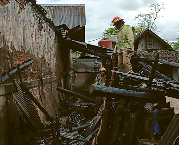 SIGAP: Petugas memadamkan api di rumah warga Jalan Teuku Umar, Desa Sambigede, Kecamatan Sumberpucung kemarin.