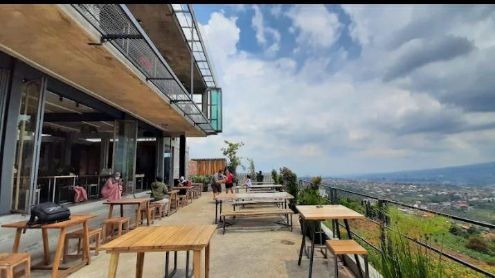 ESTETIK: Concrete Batu, salah satu rekomendasi kafe putdoor di Batu dengan view keren yang bikin betah sambil&nbsp;menikmati&nbsp;alam