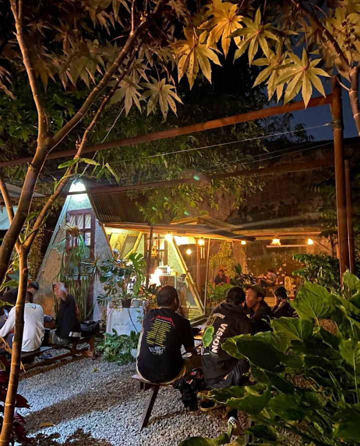 SPOT KOPI DAMAI: Hambre Coffee, salah satu rekomendasi kafe hidden gem di Malang yang punya suasana super tenang yang jarang&nbsp;diketahui