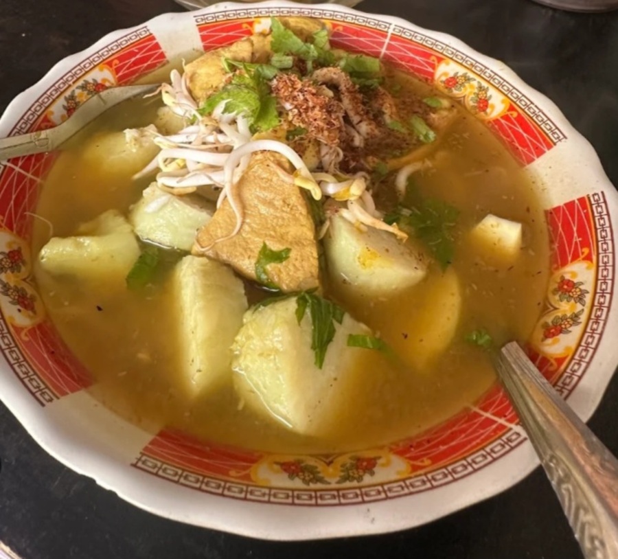 RASA HANGAT: Kuahnya yang gurih berpadu dengan potongan daging membuat soto daging sangat nikmat