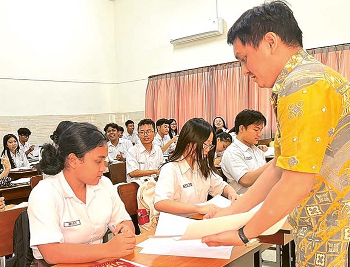FOKUS: Siswa SMA Katolik Santo Albertus (Dempo) mengikuti bimbingan Tes Kemampuan Akademik (TKA) yang diberikan oleh guru pendamping kemarin siang.