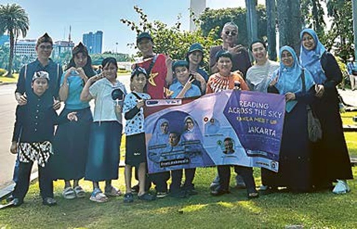 JAGA KOMITMEN: Siswa SD Aisyiyah Kamila Kota Malang mengikuti Reading Across the Sky di Monas Jakarta, 12-14 September lalu.