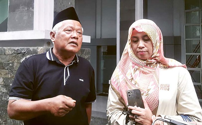 SEMPAT VIRAL: Dosen nonaktif UIN Maliki Imam Muslimin (kiri) menjawab pertanyaan awak media.