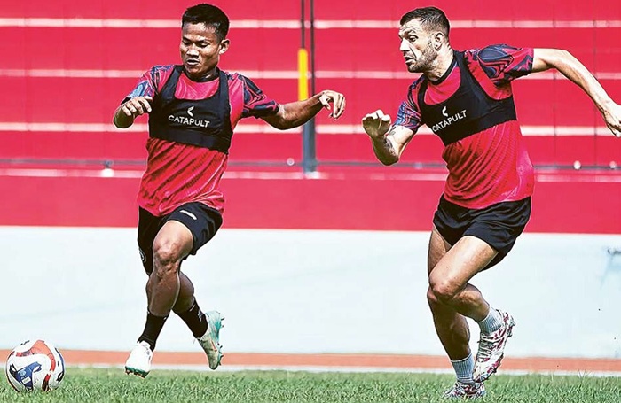 KERJA KERAS: Bayu Setiawan (kiri) berusaha lepas dari penjagaan Ian Puleio dalam sesi latihan di Stadion Gajayana, beberapa waktu lalu.