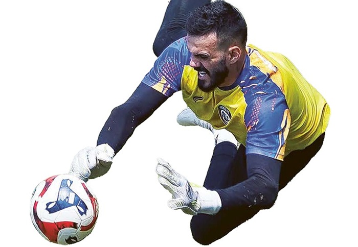 INGIN BANGKIT: Lucas Frigeri menghalau bola dalam sesi latihan di Stadion Gajayana, beberapa waktu lalu.