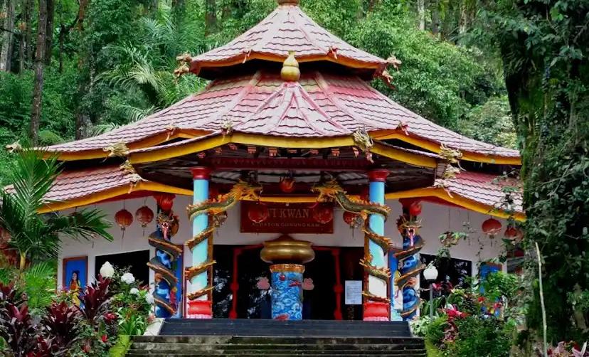 Ciamsi di Gunung Kawi kembali jadi sorotan. Disebut mirip tarot Tionghoa, tradisi ini menarik perhatian generasi muda Malang.