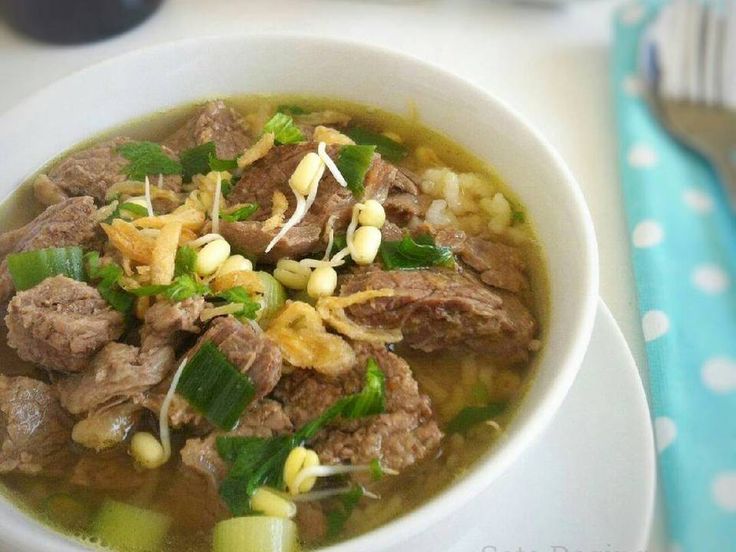HANGAT: Deretan warung soto daging di Malang ini siap memanjakan perut dengan kuah gurih dan daging empuk.