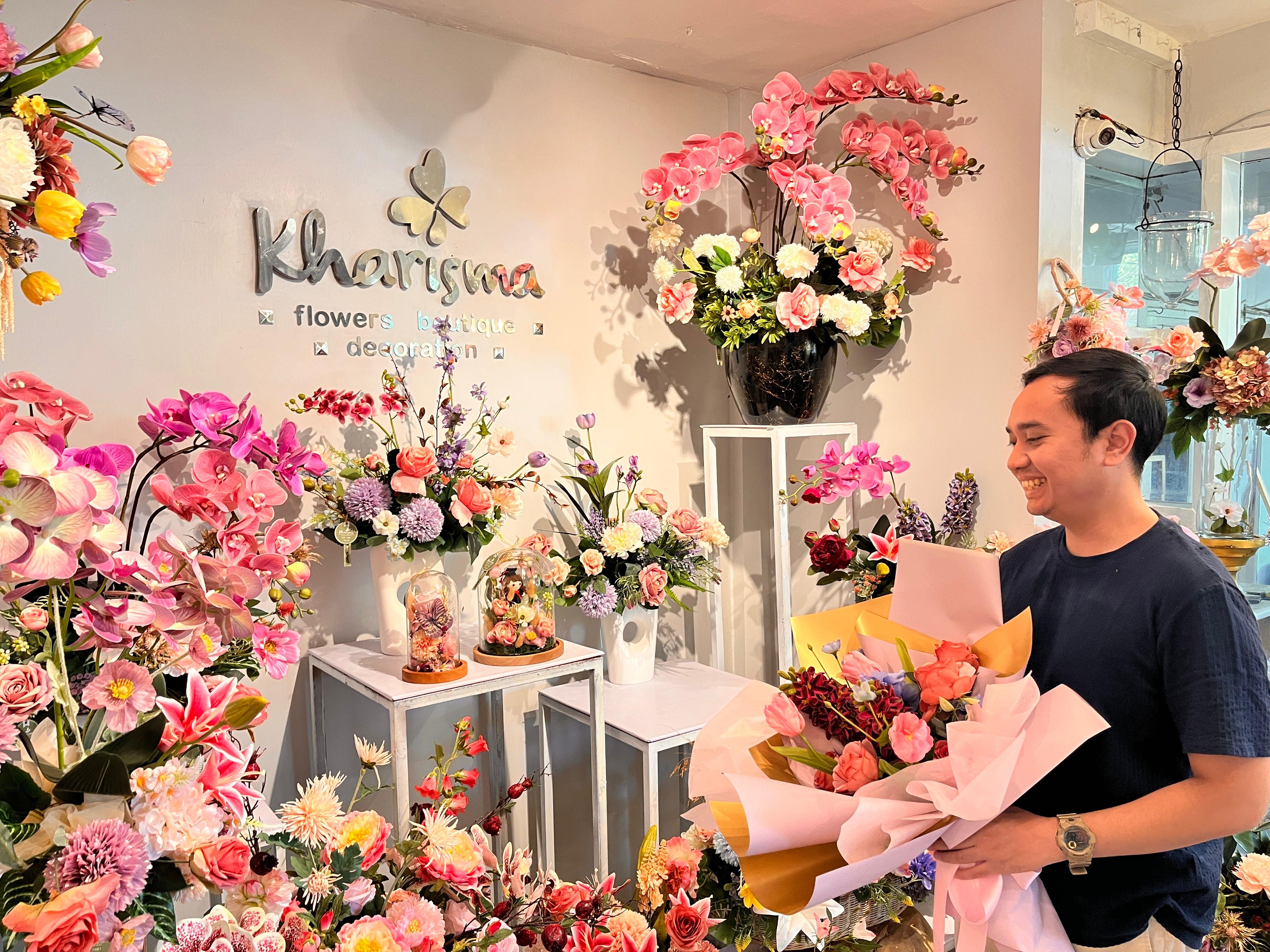 SEGAR: Toko bunga Kharisma Florist di Jalan Buring, Kecamatan Klojen yang menyediakan rangkaian bunga keranjang hingga bunga boks dengan fresh flower.