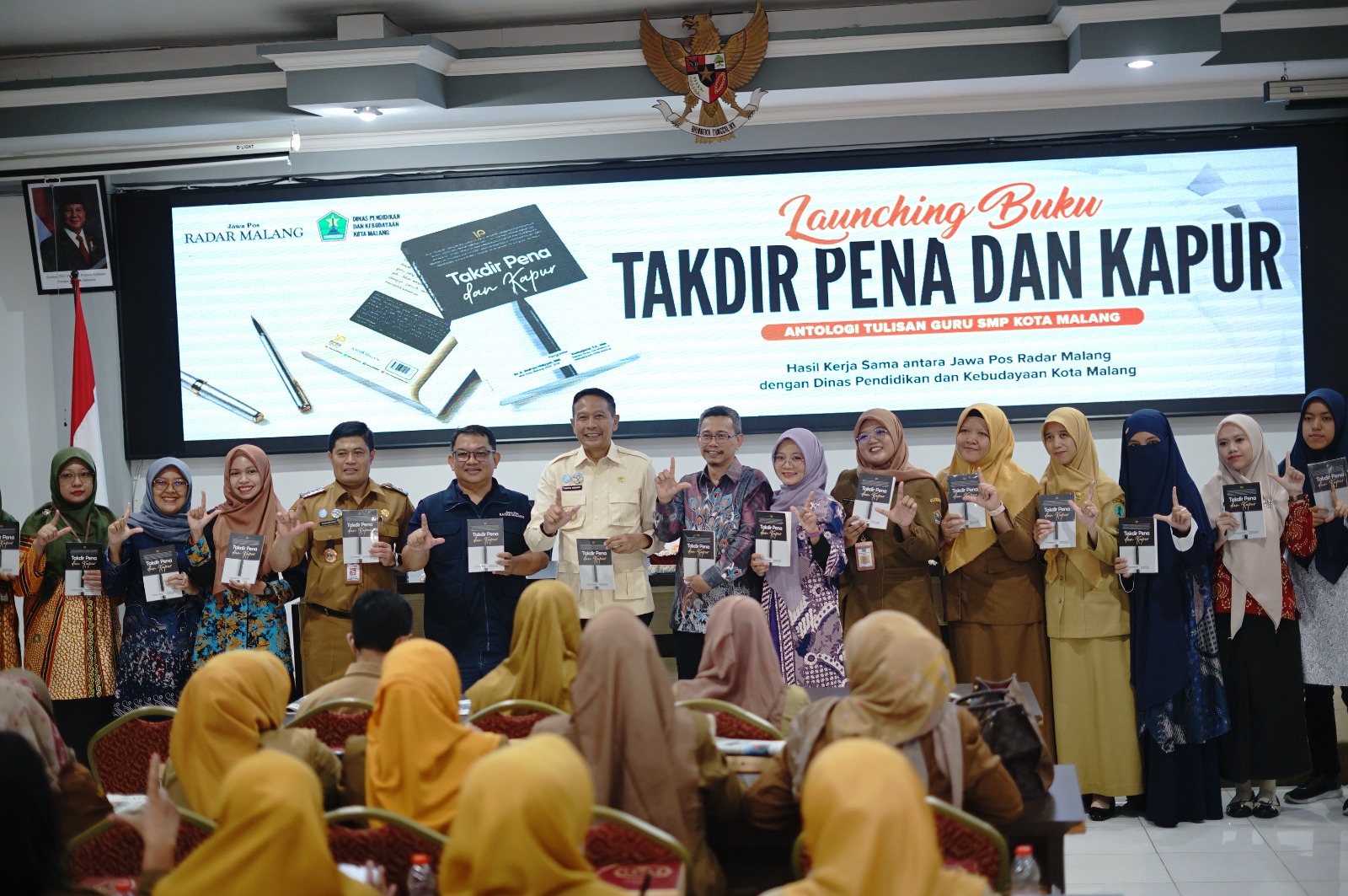 MBOIS BERKELAS: Launching Buku Antologi Perdana karya Guru SMP/MTs se-Kota Malang oleh Wali Kota Malang Dr Ir H. Wahyu Hidayat MM, Juni 2025 lalu.