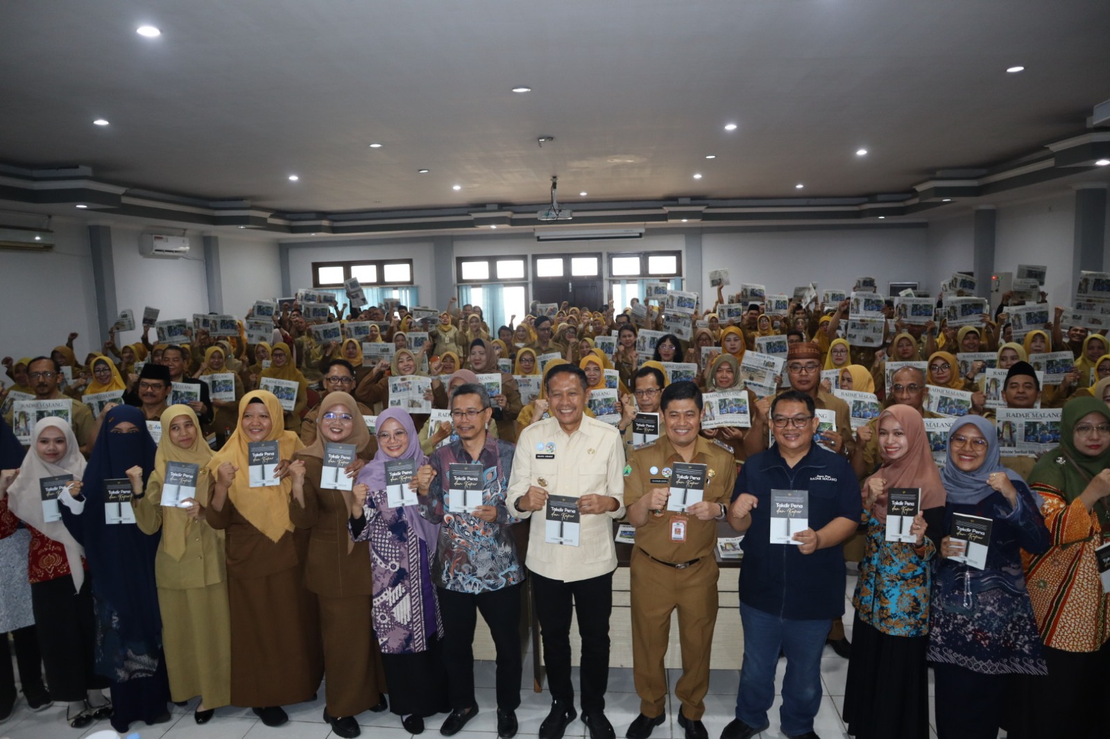 SEMANGAT: Keseruan acara launching Buku Antologi Perdana karya Guru SMP/MTs bersama Wali Kota Malang Wahyu Hidayat dan Dinas Pendidikan dan Kebudayaan (Disdikbud) Kota Malang, Juni lalu.