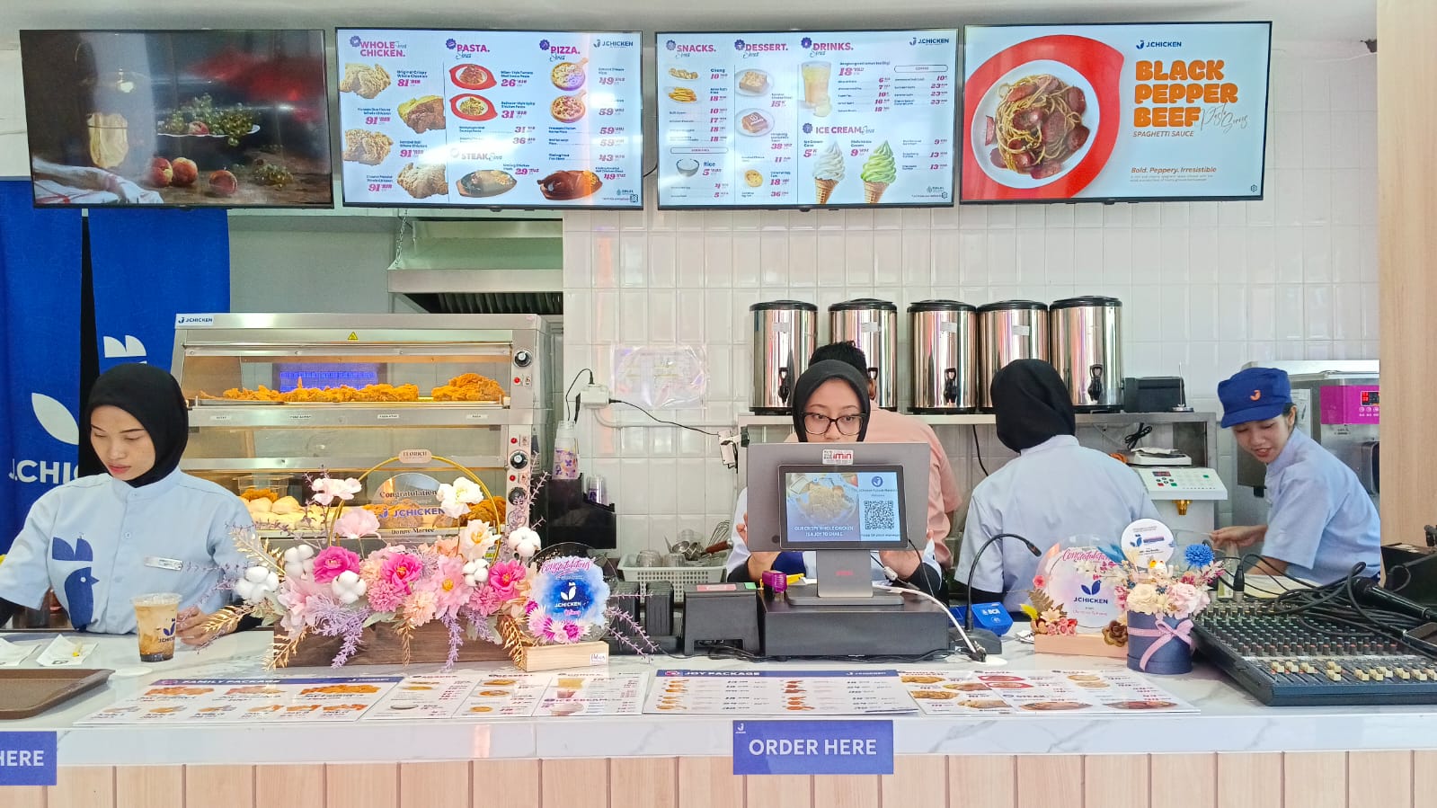 NIKMAT: J Chicken resmi membuka outlet terbarunya di Mandala Sport Center, Puncak Mandala 42&ndash;44, Malang.