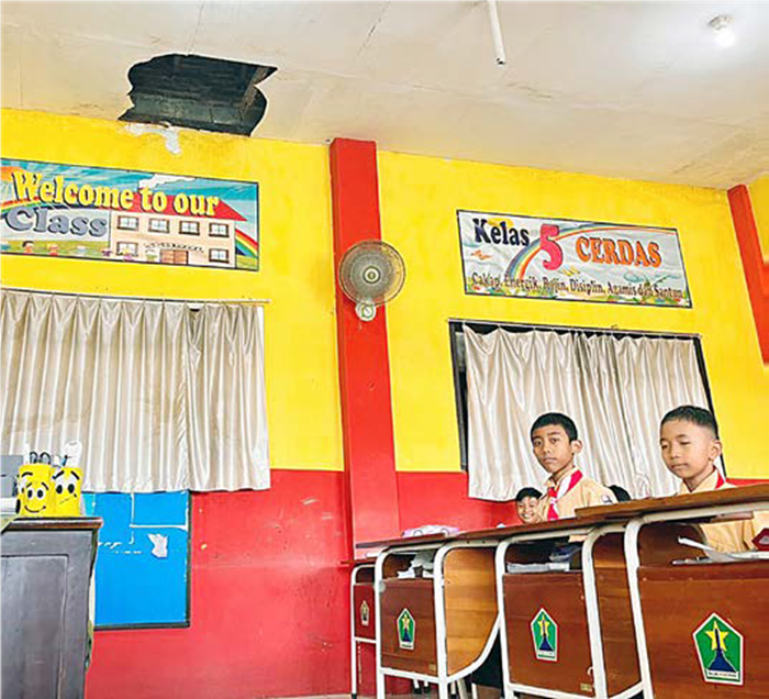 SUDAH AJUKAN PROPOSAL: Plafon di salah satu kelas di SDN Polehan 1 berlubang dan membutuhkan penanganan.