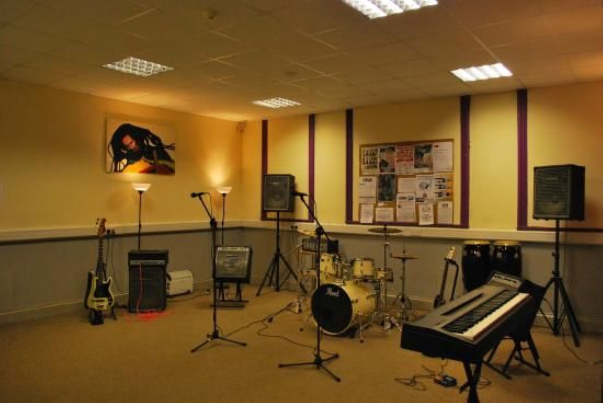 NYAMAN: Studio musik di Malang ini siap jadi tempat latihan seru dengan fasilitas instrumen lengkap dan ruang kedap suara.