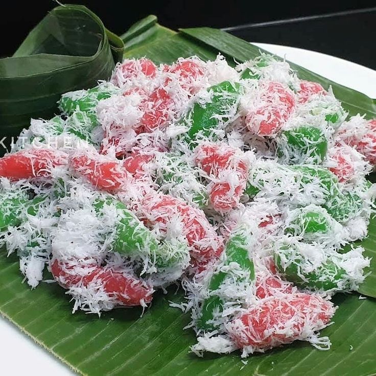 WARNA-WARNI: Cenil tradisional di Malang hadir dengan tekstur kenyal, gula merah cair, dan kelapa parut yang segar