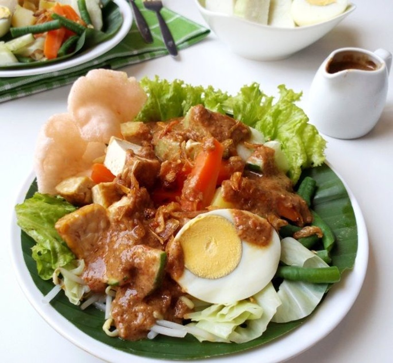 LEZAT: Gado-Gado Lengkap dengan Sayur dan Bumbu yang Kental