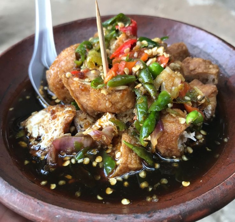 SEDAP: Tahu gejrot pedas nampol dengan wadah cobek