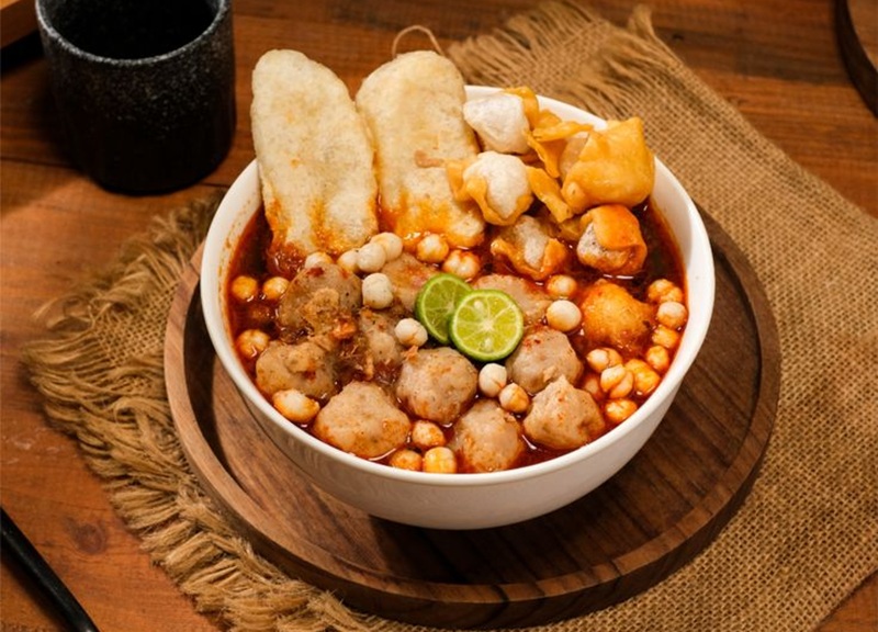 NAMPOL: Bakso aci full topping kuah pedas