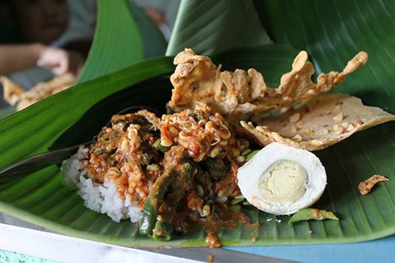 UNIK: Pecel Pincuk Disajikan di Atas Daun Pisang