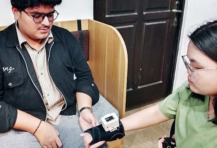 INOVATIF: Alat berbentuk sarung tangan itu dicoba langsung untuk mendeteksi enam parameter vital tubuh.