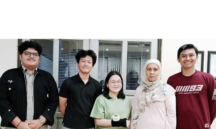 Tim mahasiswa Universitas Brawijaya bersama dosen pembimbing teknik elektro menunjukkan alat VitalSense.