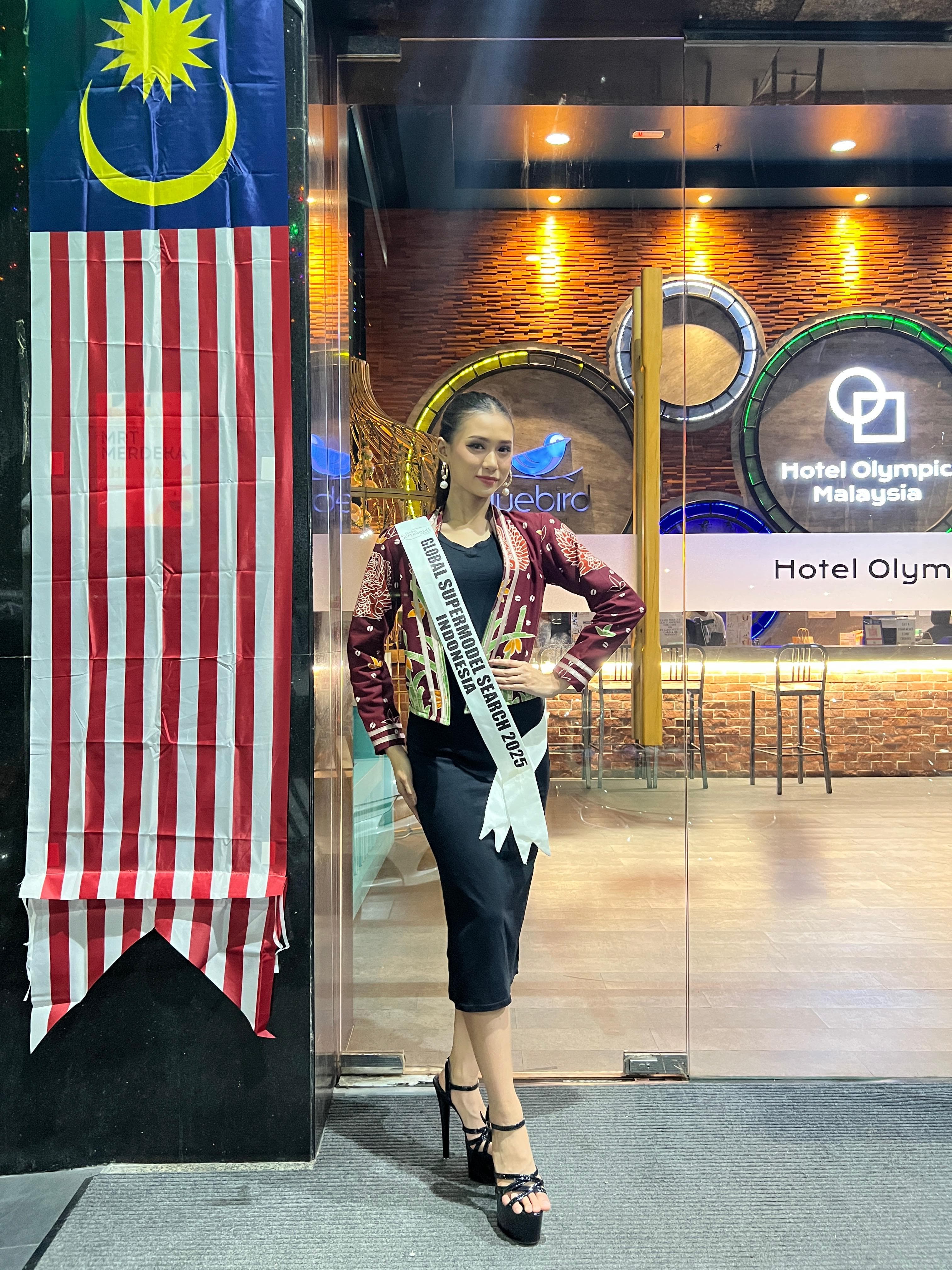 MEMPESONA: Almira Athifa Zulfa, Miss Grand Tourism Indonesia 2025 saat mewakili Indonesia di ajang Global Supermodel Search 2025 dengan Batik Garudeya Malang.
