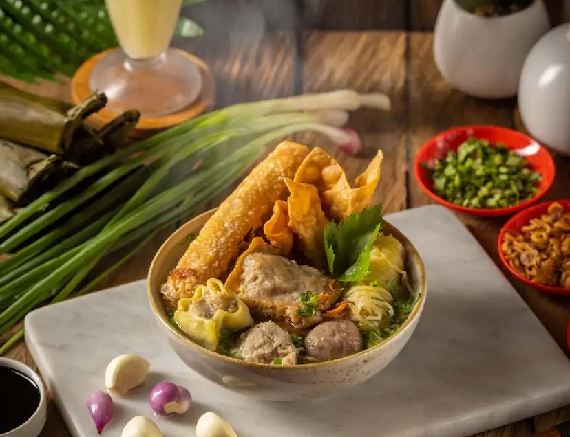 Dekat RS Lavalette ada banyak pilihan tempat makan murah dan enak. Cocok untuk sekadar healing tipis-tipis sambil isi perut.