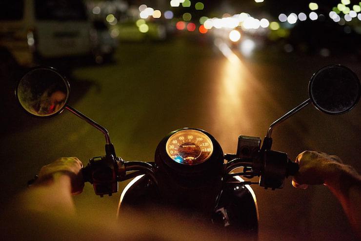 HATI HATI: Berkendara di malam hari perlu ekstra hati-hati
