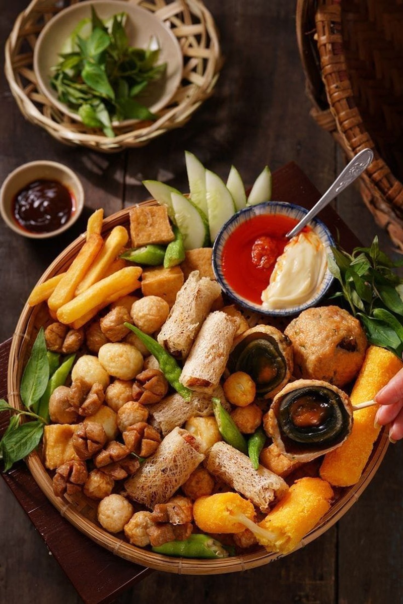 GORENGAN: Berbagai bahan makanan yang digoreng dengan minyak panas, sehingga menghasilkan tekstur renyah dan rasa gurih. Gorengan dapat dibuat dari berbagai bahan seperti tempe, tahu, dan bakwan.