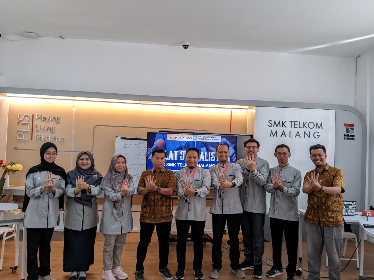 PERKUAT LITERASI : Kepala Sekolah Rahmat Dwi Djatmiko SKom (tengah) membuka acara JGTS di SMK Telkom Malang, Jumat (19/9).