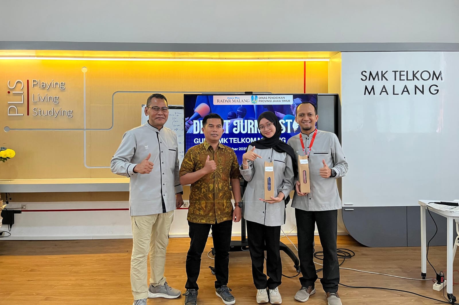 TERBAIK : Kepala Administrasi Drs Fuad Choliq kiri (kiri) bersama pemateri memberikan hadiah exclusive untuk tulisan terbaik saat JGTS berlangsung.