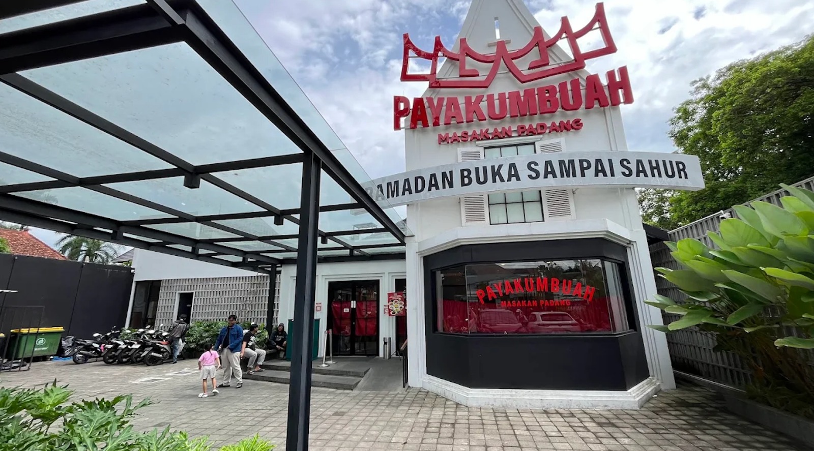 AUTENTIK: Tempat yang menghadirkan masakan Padang dengan cita rasa otentik dan beragam pilihan menu.