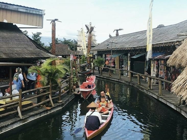 ASYIK: menikmati sore hari sambil berkulineran di Kota Batu.