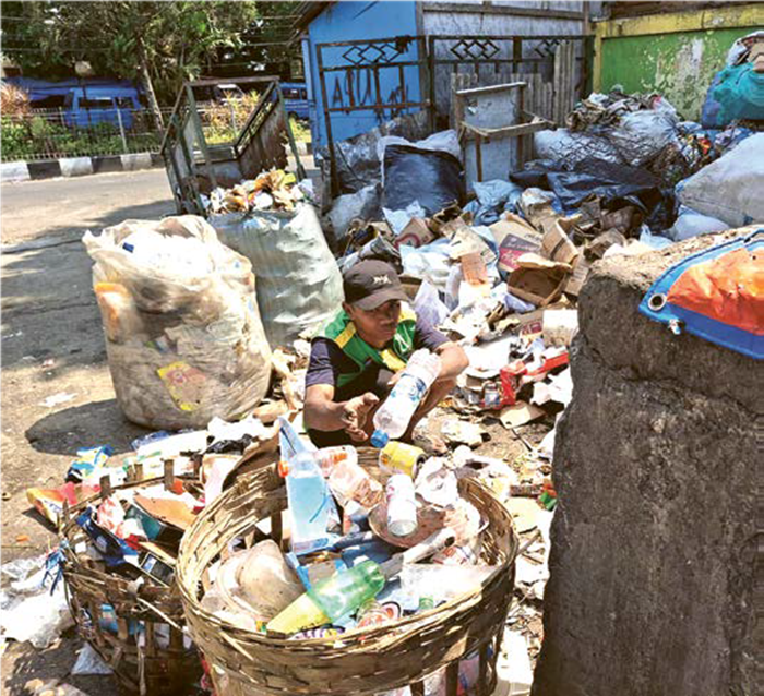 SEGERA DITAMBAH: Petugas TPS Gadang memilah sampah sebelum diangkut ke TPA Supit Urang kemarin pagi.