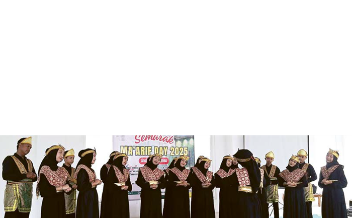 BERPRESTASI: Siswi MTs NU Pakis mengikuti lomba paduan suara dalam ajang Ma&rsquo;arif Day 2025 se-Kabupaten Malang, 14 September lalu.