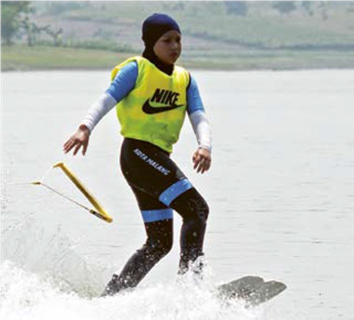 PERFORMA POSITIF: Elza Wahyu Khinasih bermanuver dalam ajang Ngawi Wakeboard Championship di Waduk Pondok Watersport, Kabupaten Ngawi.