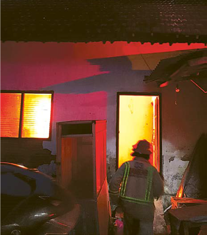 AKIBAT BAKAR SAMPAH: Personel Damkar Kabupaten Malang memadamkan kobaran api yang melalap rumah warga Jalan Simpang Pakisaji, RT 10 RW 02, Desa Pakisaji kemarin.