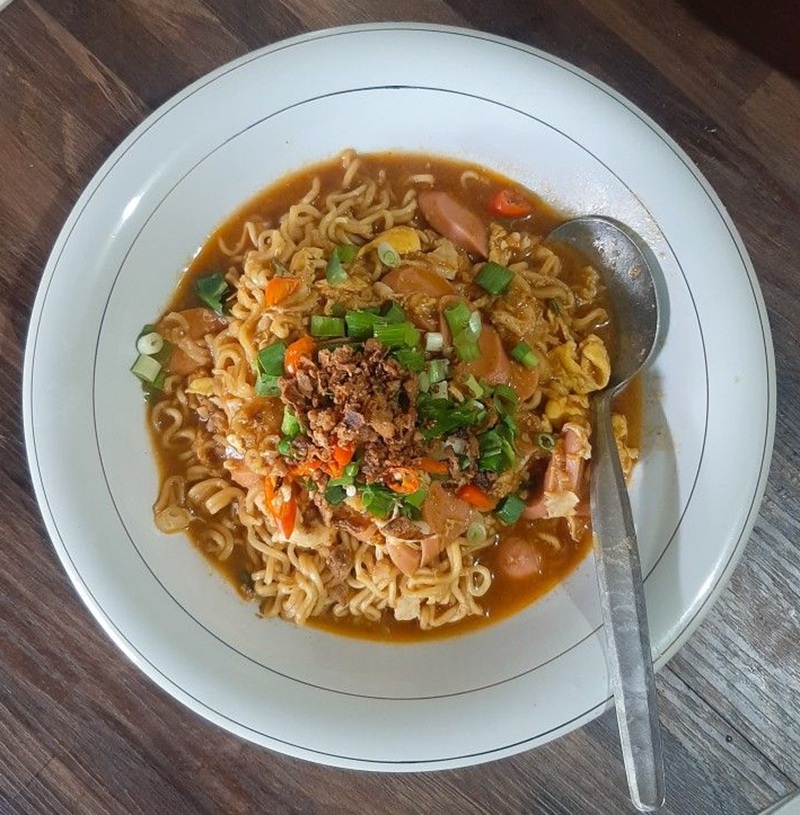 Mi nyemek dengan perpaduan sedikit kuah, tambahan bumbu dan sayur