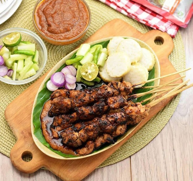 KHAS: Sate ayam madura dengan bumbu kacang dan lontong