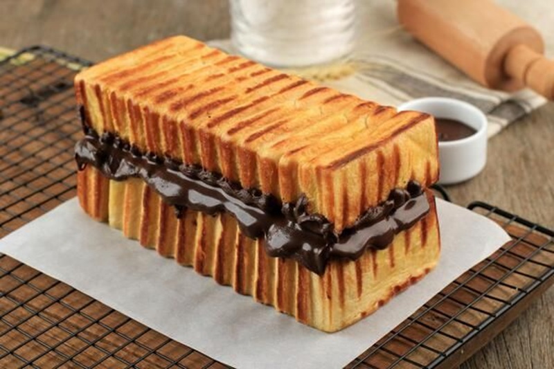 Roti bakar isian selai coklat yang menggugah selera
