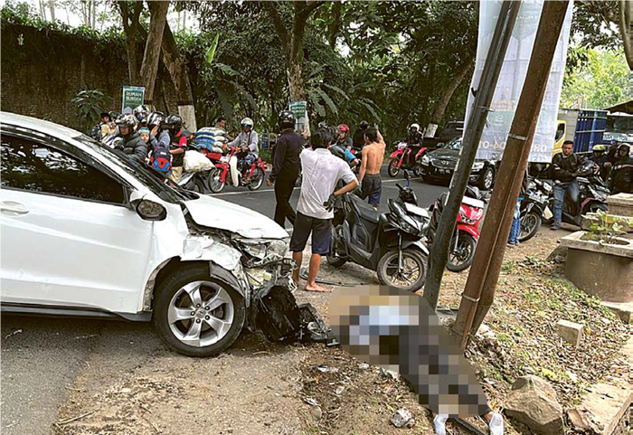 DIDUGA REM BLONG: Mobil Honda CRV berhenti setelah menabrak dua motor dan satu mobil di Jalan Raya Tambakrejo, Desa Tambakasri, Kecamatan Tajinan kemarin (18/9). Bagian depan ringsek.