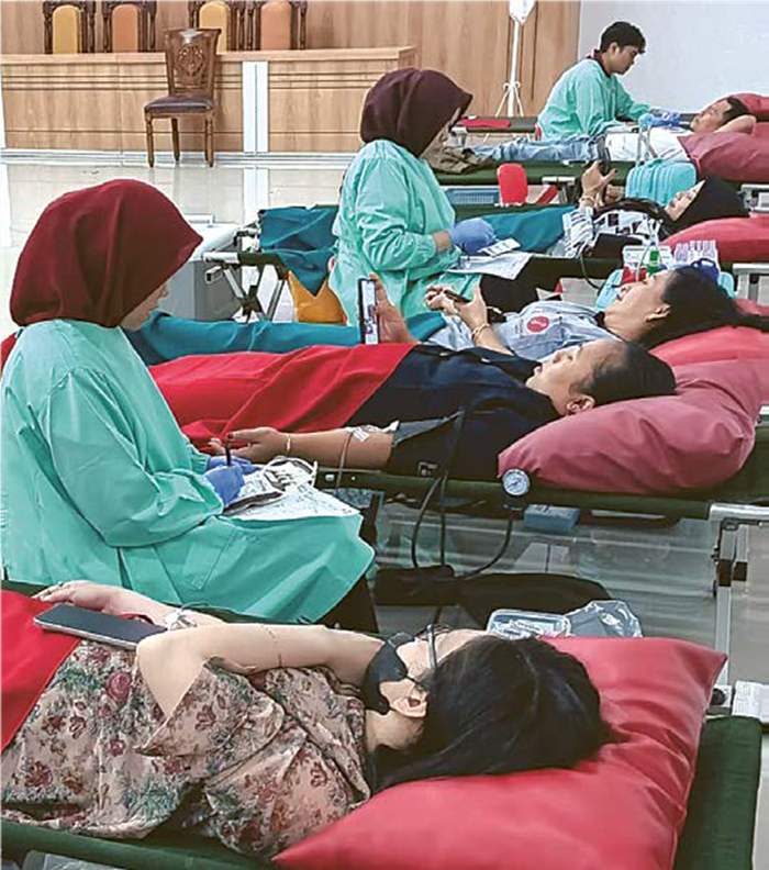 RUTIN: Beberapa warga berbaring untuk donor darah di markas PMI Kabupaten Malang, Pakisaji kemarin (18/9).
