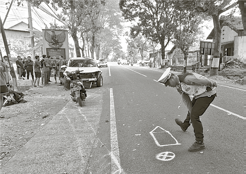 OLAH TKP: Personel Satlantas Polres Malang menandai titik kecelakaan kemarin.