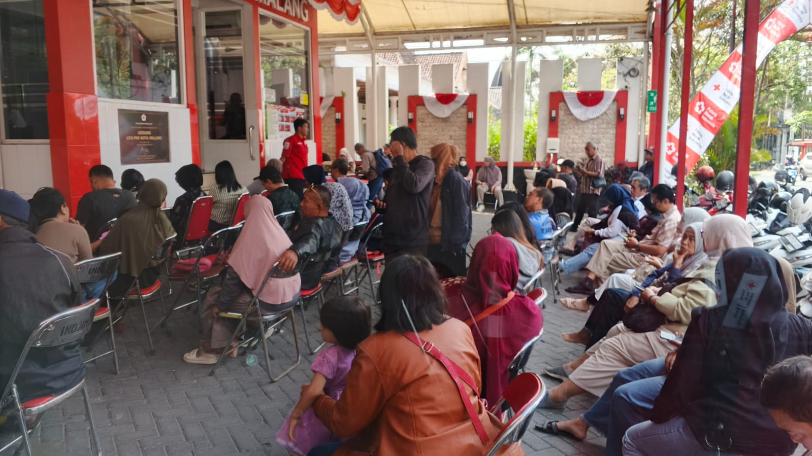 SOSIAL: Alfamart gelar donor darah di kantor PMI Jalan Buring Kota Malang.