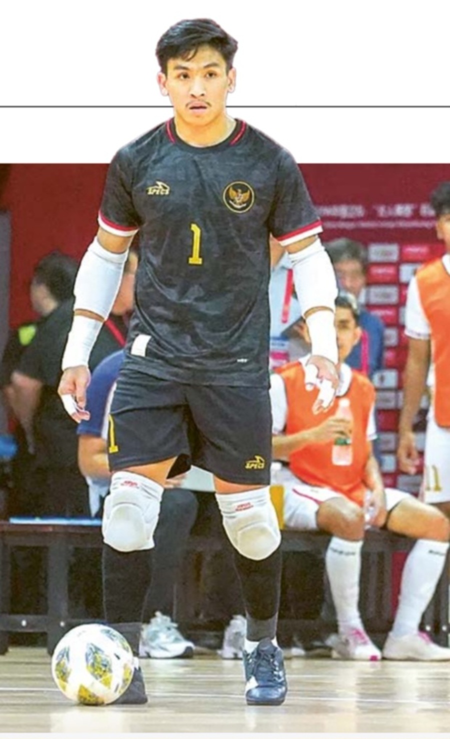 MODAL POSITIF: Kiper Unggul FC Malang Angga Ariansyah menguasai bola dalam laga CFA International Men&rsquo;s Futsal Tournament 2025, pekan lalu.
