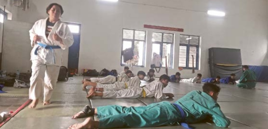 MAKSIMALKAN PERSIAPAN: Atlet Judo Kota Malang menempa diri di Dojo Bentoel Karate Funakoshi, Kecamatan Sukun, beberapa waktu lalu.