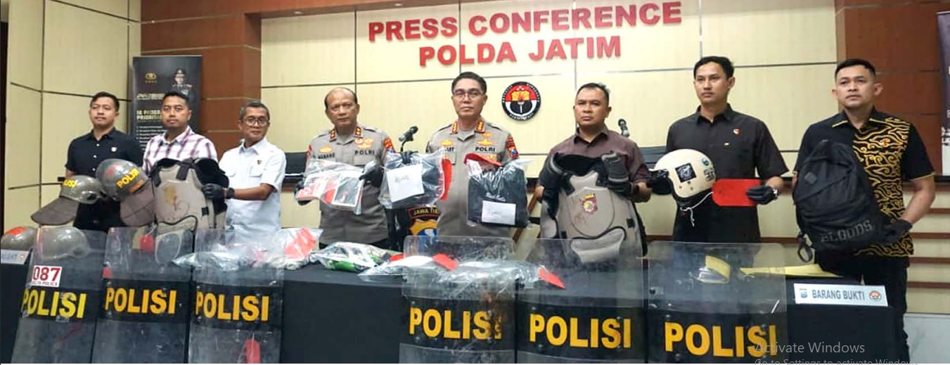 TINDAK TEGAS: Polda Jatim menunjukkan sejumlah barang bukti dari pelaku kericuhan dan perusakan yang terjadi di sejumlah tempat, Kamis sore (18/9).