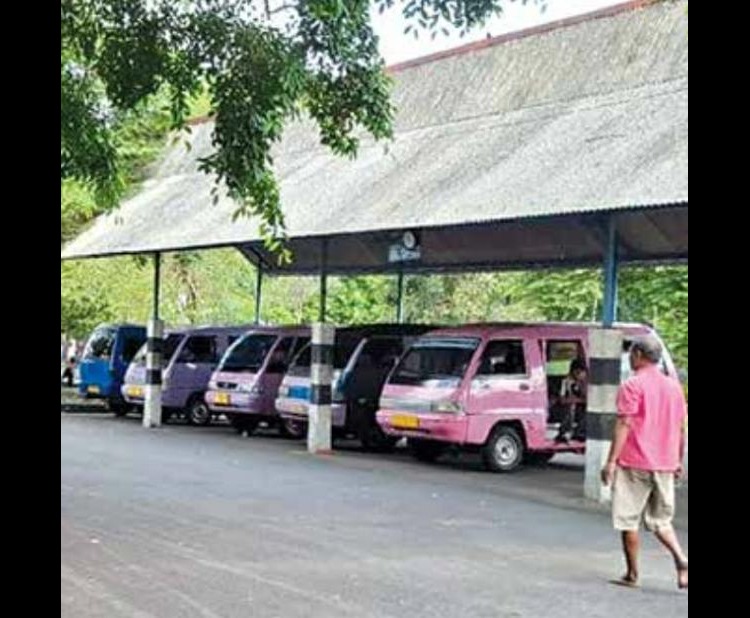 ARMADA: Angdes mangkal berderet di terminal Landungsari, Kecamatan Dau, Kabupaten Malang kemarin. Transportasi tersebut menunggu penumpang.