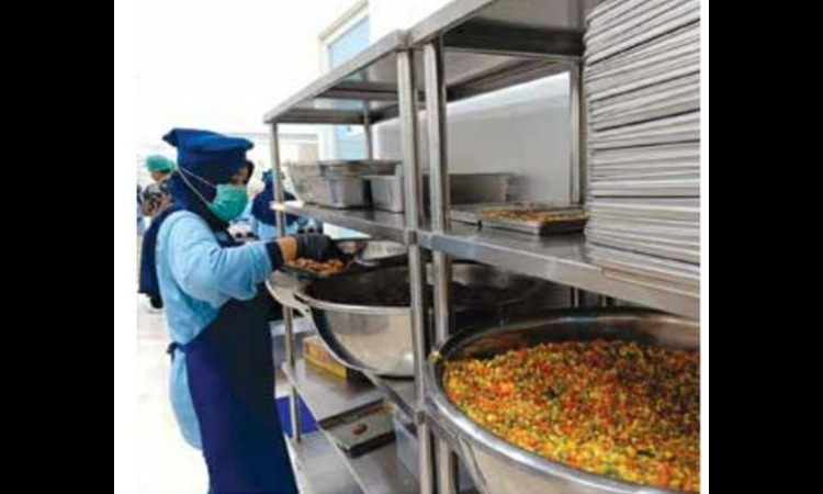 HIGIENIS: Petugas di SPPG Yayasan Madani Al Rahmah Center Kepuharjo, Kecamatan Karangploso menyiapkan menu MBG untuk pelajar.