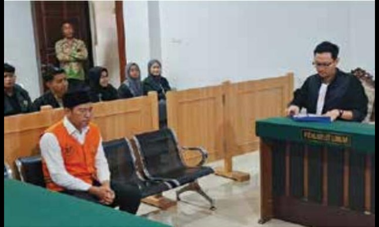 PENGGELAPAN: Nizar Ulum Arapat, 29, warga Desa Ngenep, Kecamatan Karangploso didakwa menggelapkan uang setoran PO bus pariwisata Juragan 99.